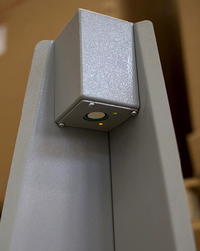 The table is equipped with three ultrasonic sensors from Pepperl+Fuchs that detect the dimensions of a package. This one is positioned over the table for height detection.